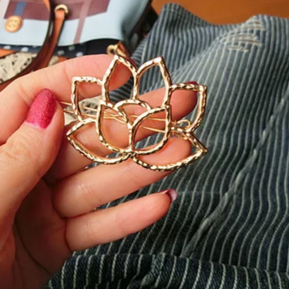 Golden Lotus Hair Clip - Picture 7 of 8